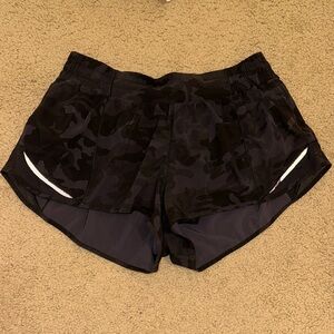 Black camo 2.5in Hotty Hots. Size 10 regular